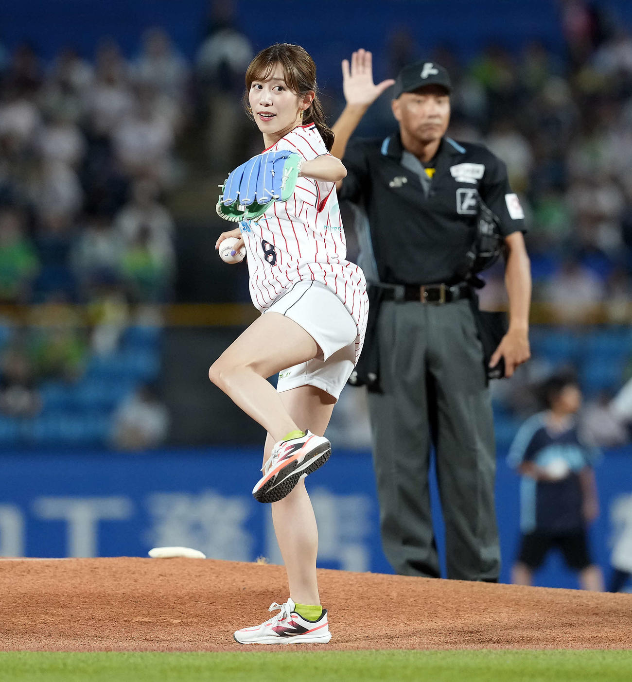 ヤクルト対巨人　始球式を務めた中川安奈アナウンサー（撮影・たえ見朱実）