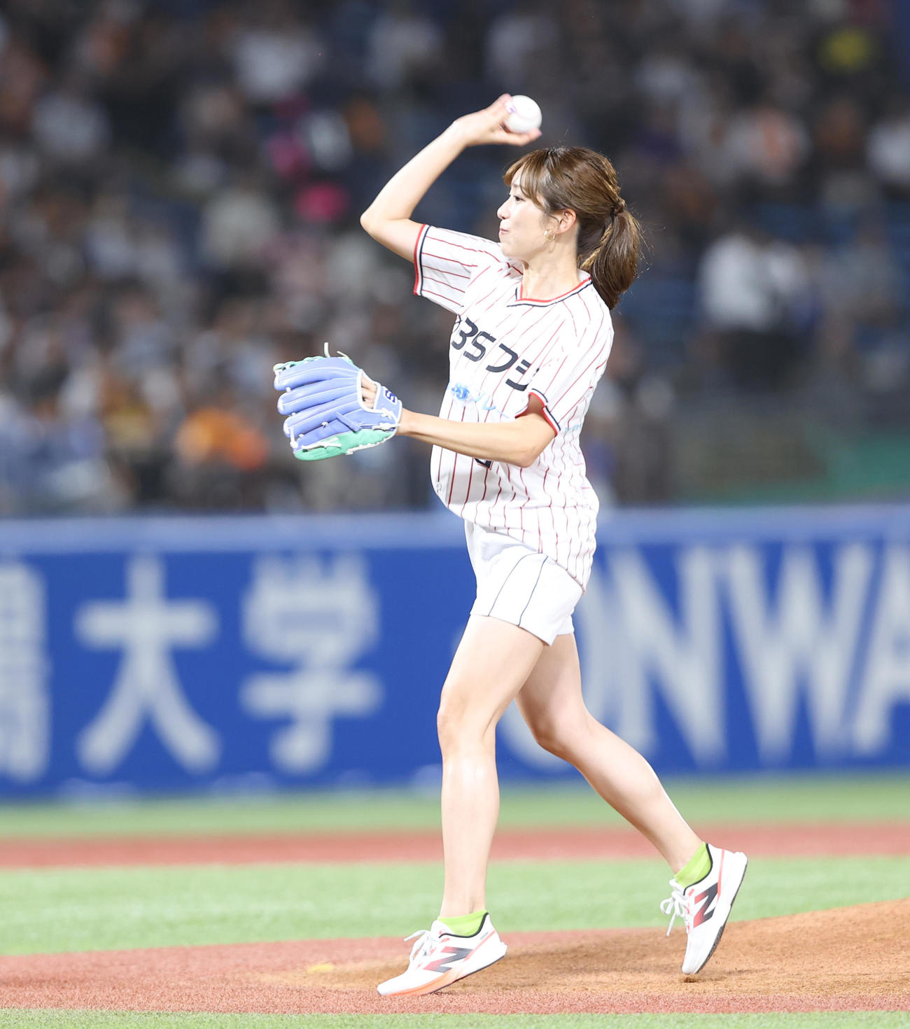 ヤクルト対巨人　始球式を行う中川安奈アナウンサー（撮影・水谷安孝）