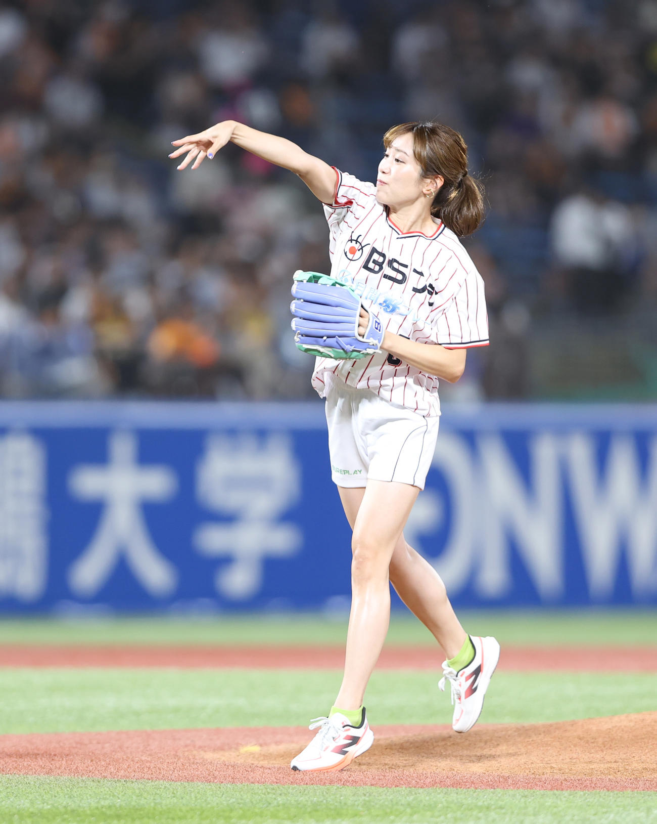 ヤクルト対巨人　始球式を行う中川安奈アナウンサー（撮影・水谷安孝）