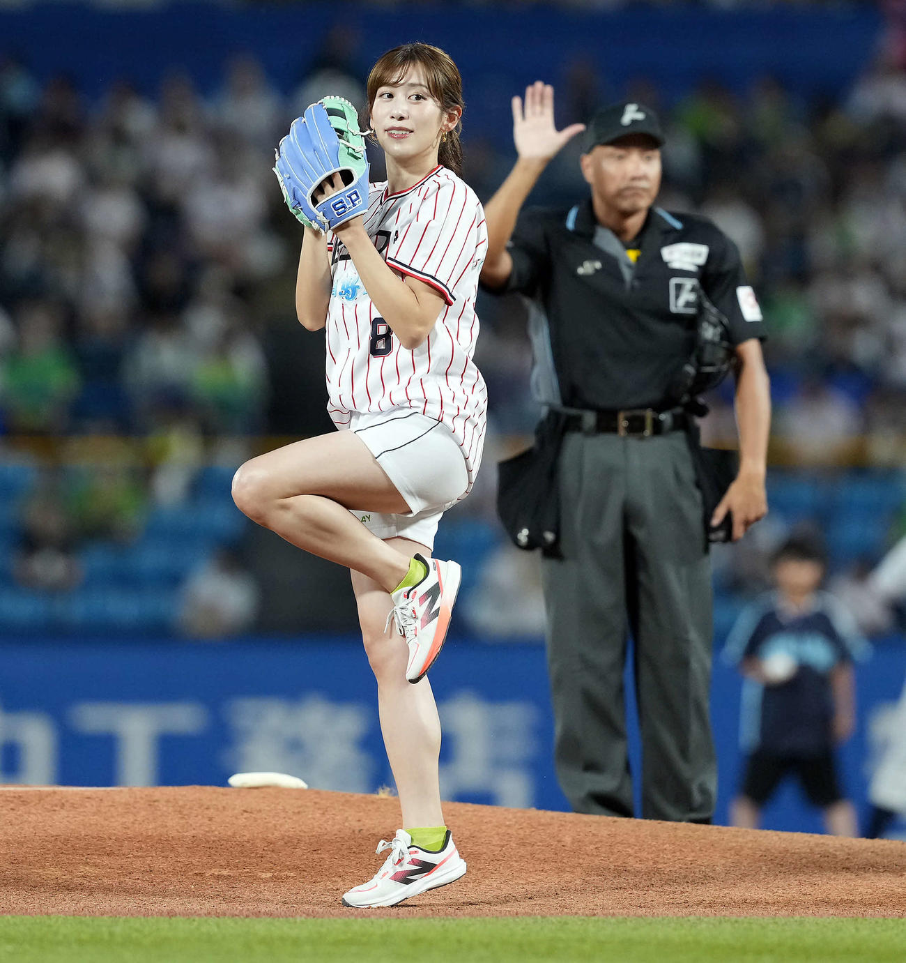 ヤクルト対巨人　始球式を務めた中川安奈アナウンサー（撮影・たえ見朱実）