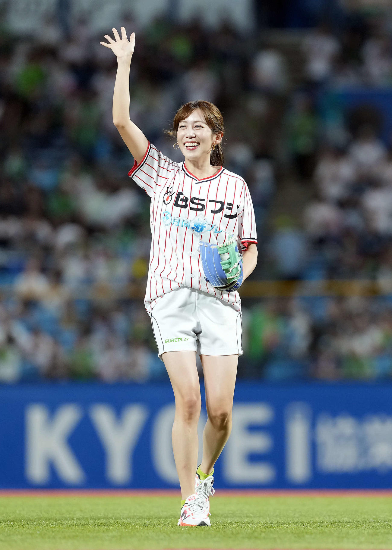 ヤクルト対巨人　ファンの声援に応える中川安奈アナウンサー（撮影・たえ見朱実）