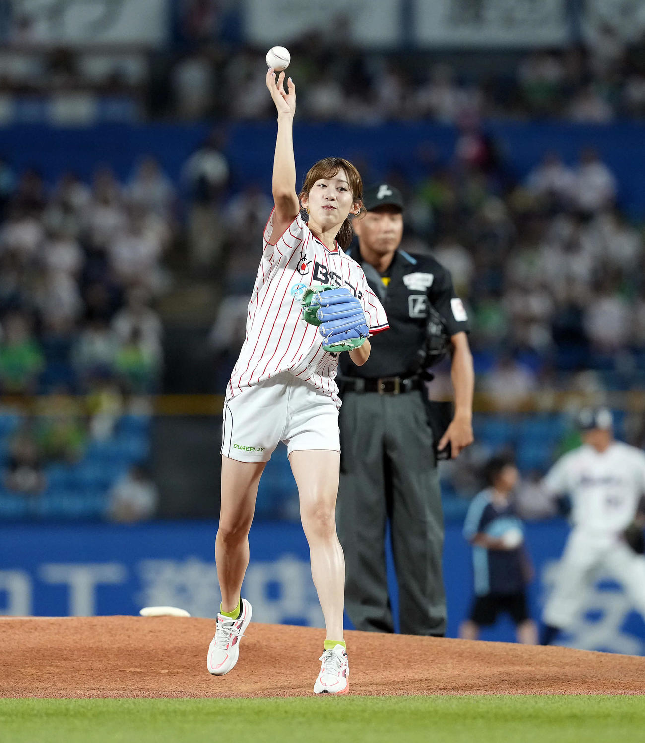 ヤクルト対巨人　始球式を務めた中川安奈アナウンサー（撮影・たえ見朱実）