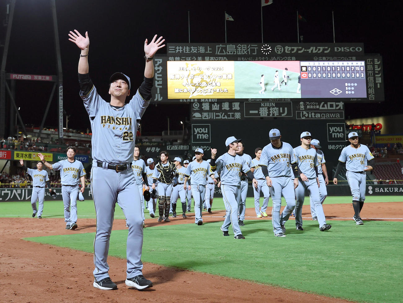 広島対阪神　マツダスタジアム最終戦のあいさつを終えた藤川監督はファンの歓声に応える（撮影・上田博志）