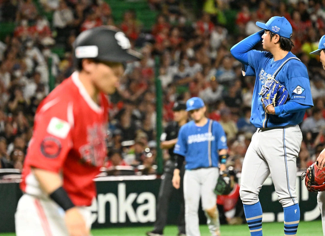 ソフトバンク対日本ハム　8回裏ソフトバンク1死一、二塁、古林（右）は海野に四球を与える（撮影・林敢治）