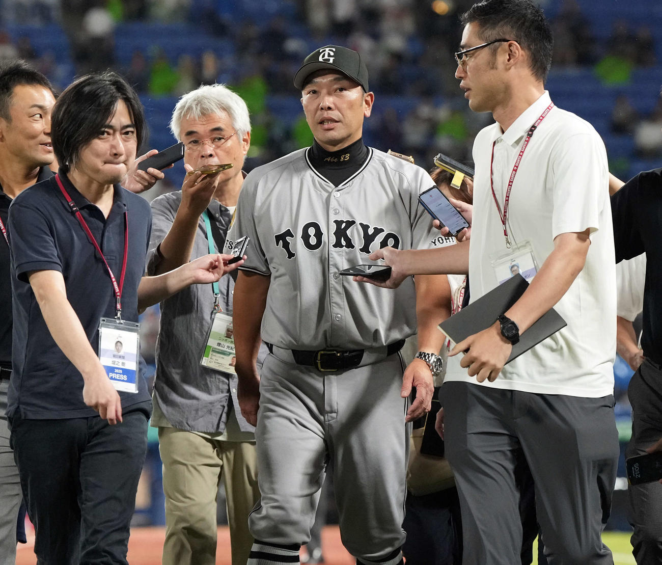 ヤクルト対巨人　ヤクルトに5－0で負け、記者に囲まれグラウンドを後にする巨人阿部監督（撮影・たえ見朱実）