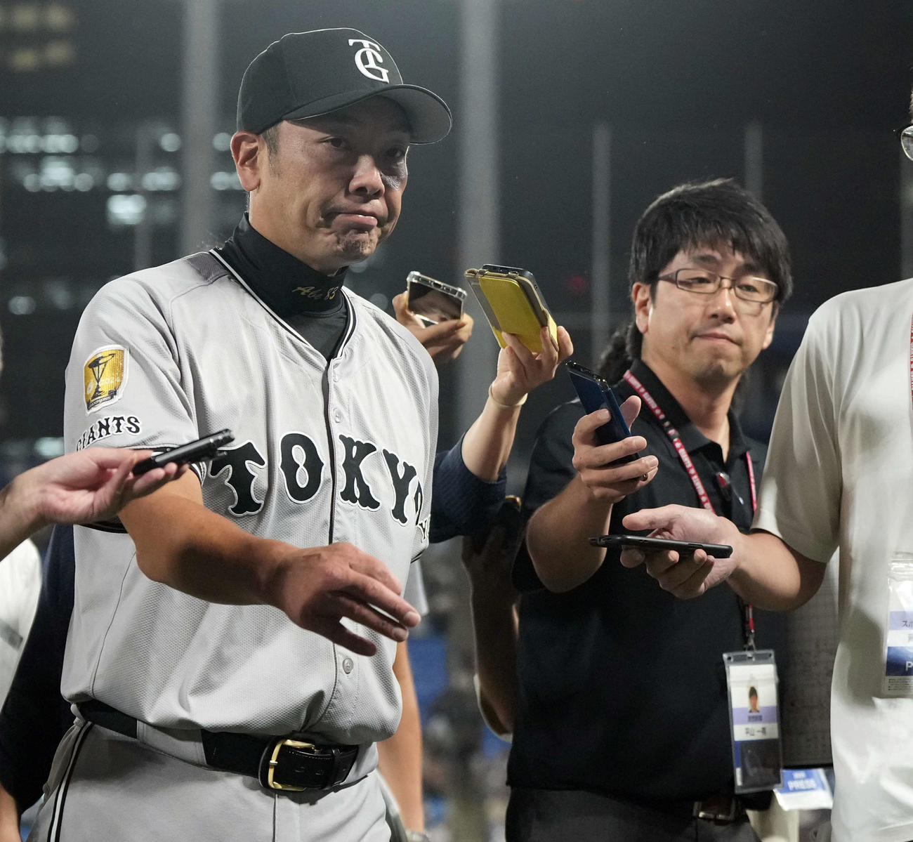 ヤクルト対巨人　ヤクルトに5－0で負け、記者に囲まれグラウンドを後にする巨人阿部監督（撮影・たえ見朱実）