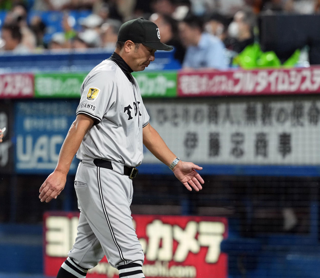 ヤクルト対巨人　7回裏、投手の交代を告げベンチに下がる巨人阿部慎之助監督（撮影・たえ見朱実）