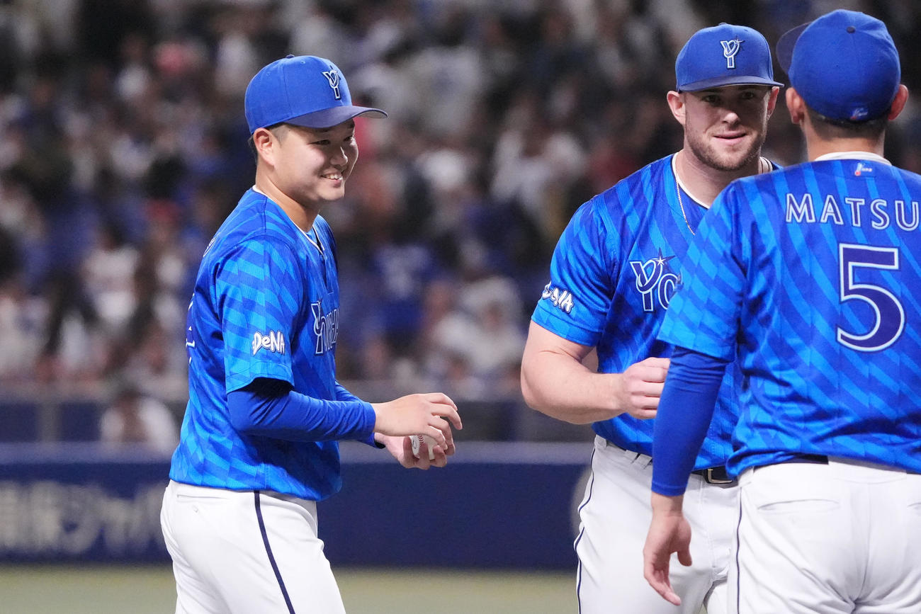 中日対DeNA　試合終了、石田裕（左）は勝利球を手に笑顔を見せる（撮影・森本幸一）