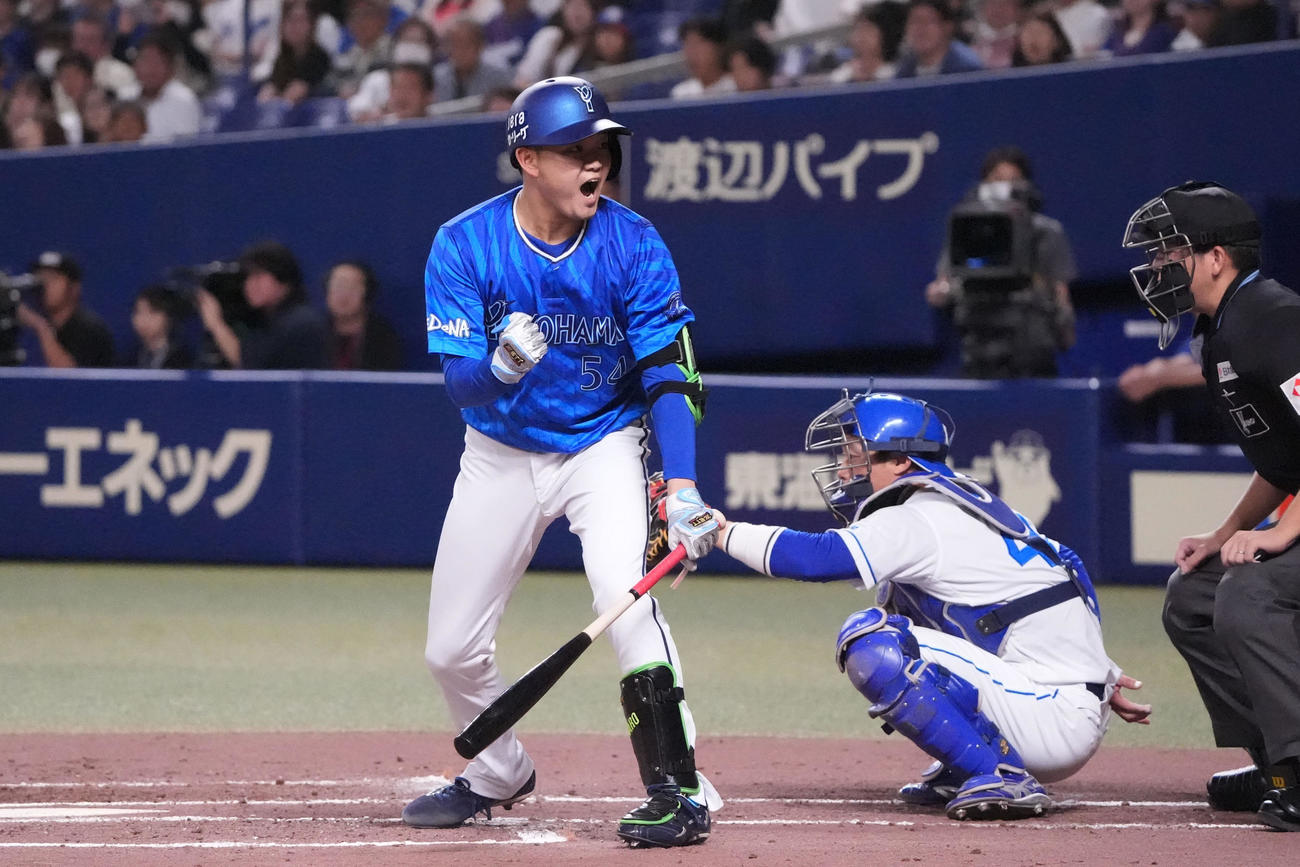 中日対DeNA 2回表DeNA2死満塁、石田裕（左）は押し出し四球を選ぶ（撮影・森本幸一）