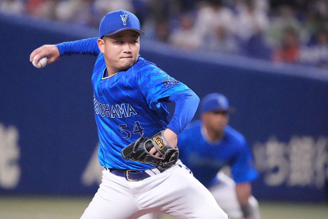 中日対DeNA 1回裏、登板するDeNA先発の石田裕（撮影・森本幸一）