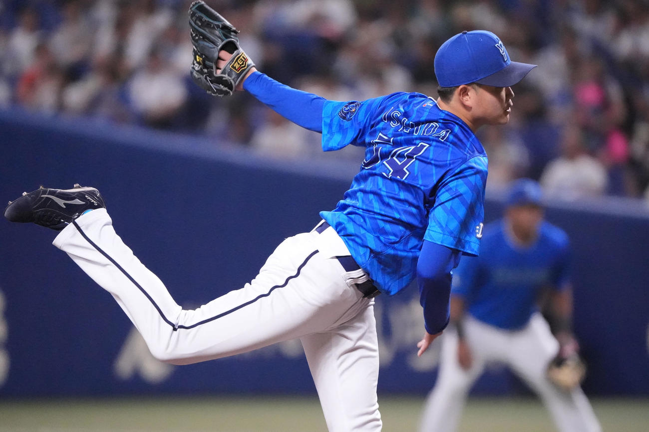 中日対DeNA 1回裏、登板するDeNA先発の石田裕（撮影・森本幸一）