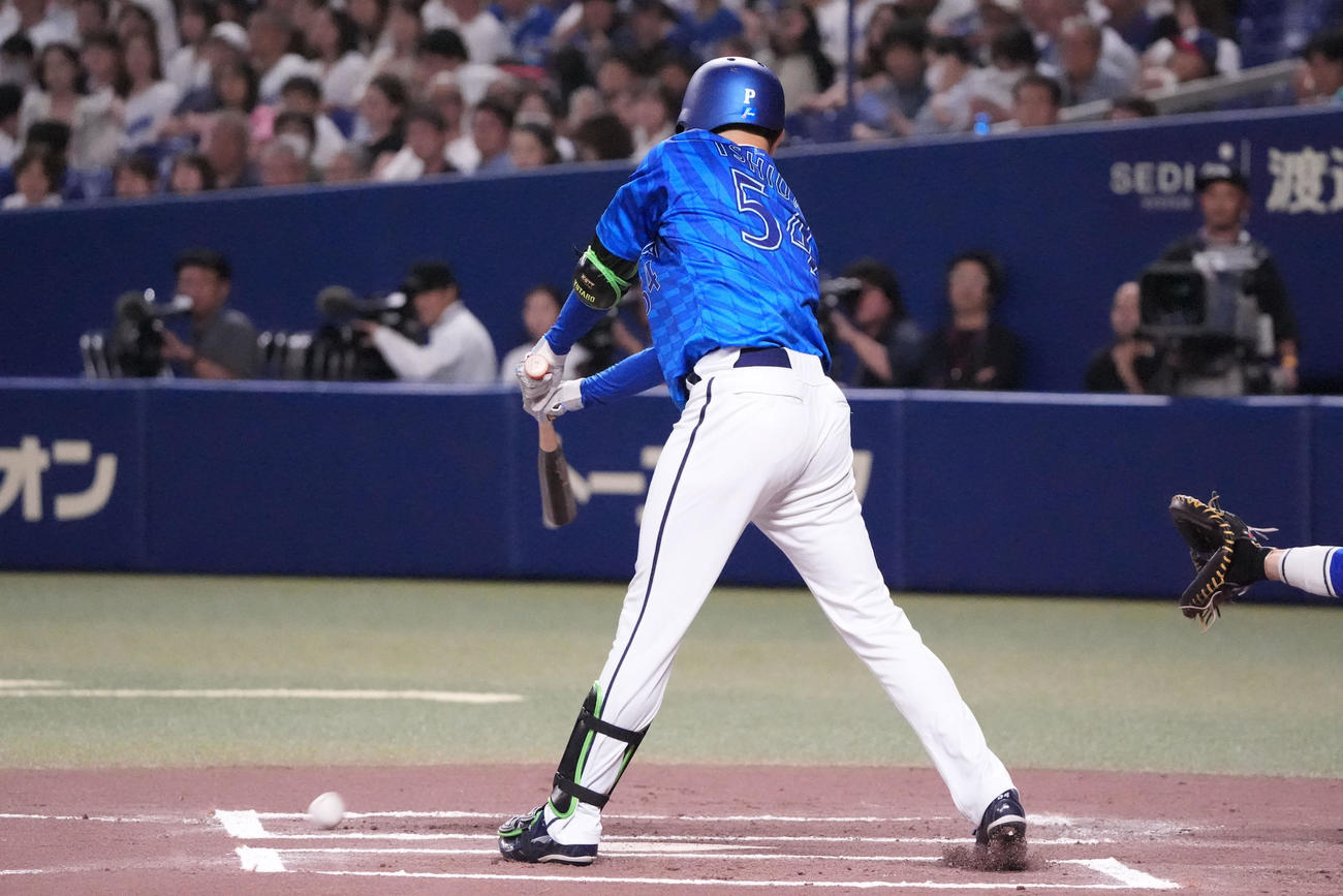 中日対DeNA 6回表DeNA1死二、三塁、石田裕太郎の二ゴロで追加点をあげる（撮影・森本幸一）