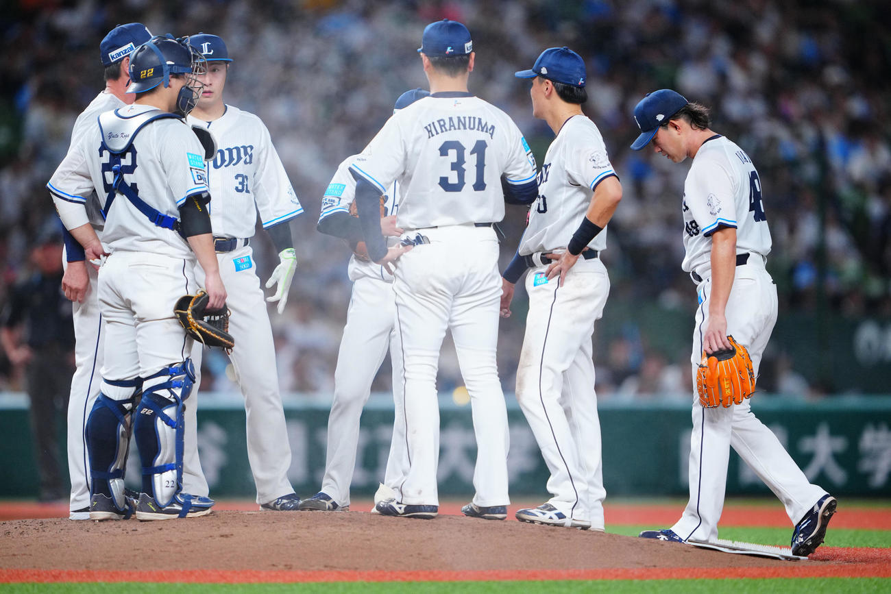 西武対オリックス　4回表オリックス1死満塁、マウンドの今井（右）のもとに集まるナインとコーチ（撮影・垰建太）