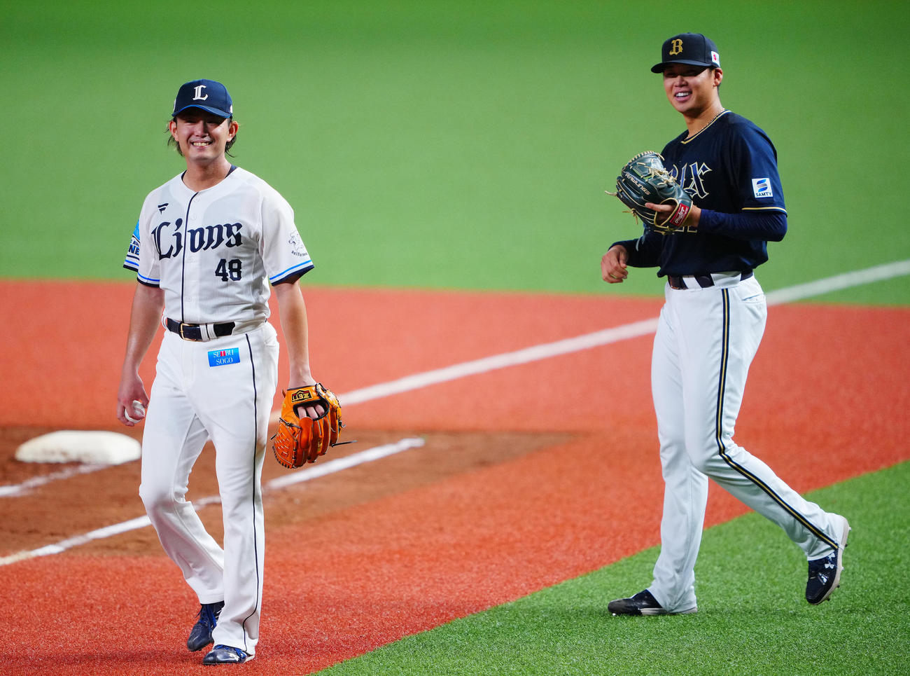 西武対オリックス　5回表オリックスの攻撃を無失点に抑えた西武先発の今井（左）はマウンドへ向かう山下と笑顔を見せ合う（撮影・垰建太）