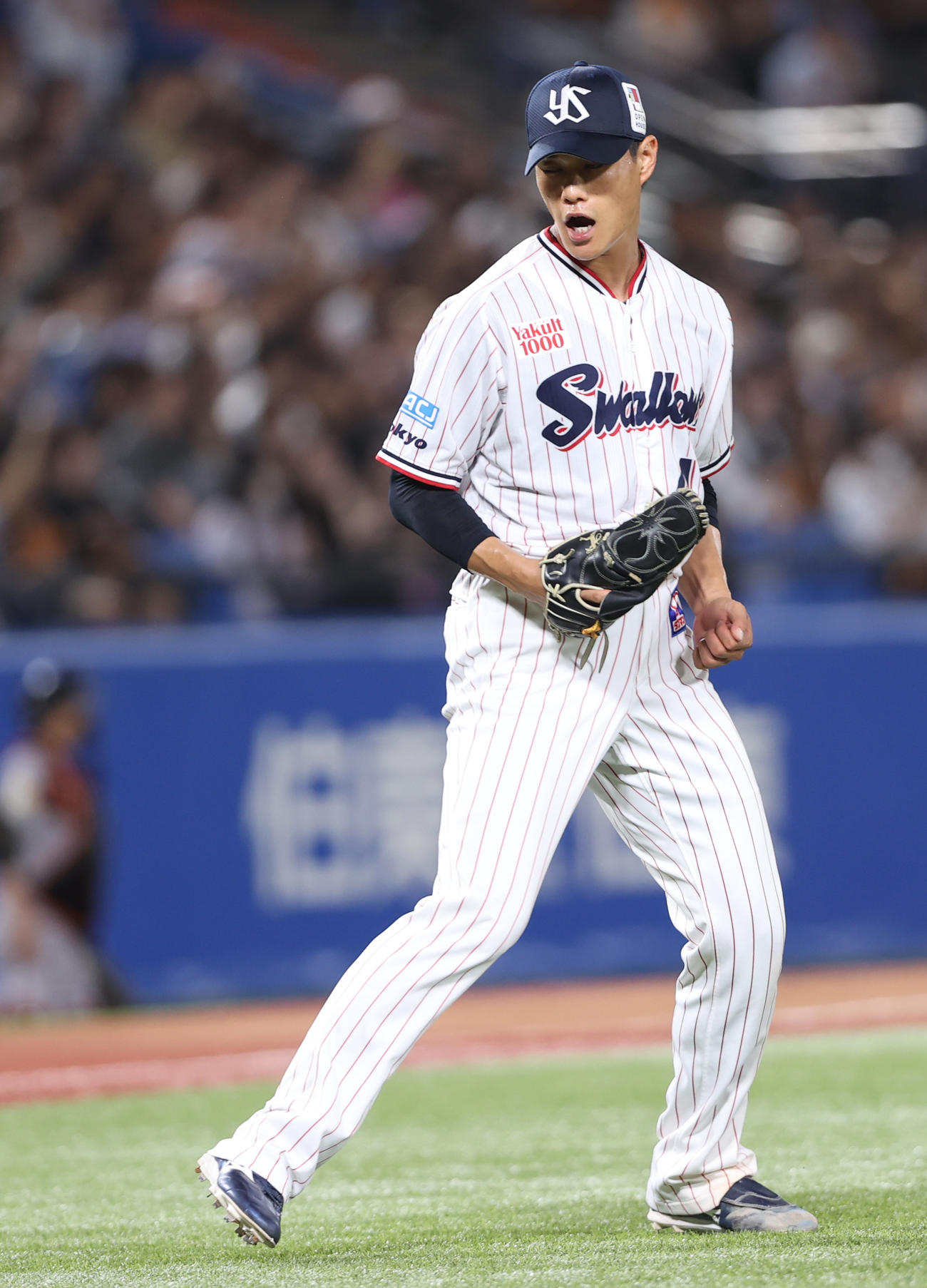 ヤクルト対巨人　5回表巨人2死一、二塁、泉口を中飛に打ち取り喜ぶ高橋（撮影・水谷安孝）