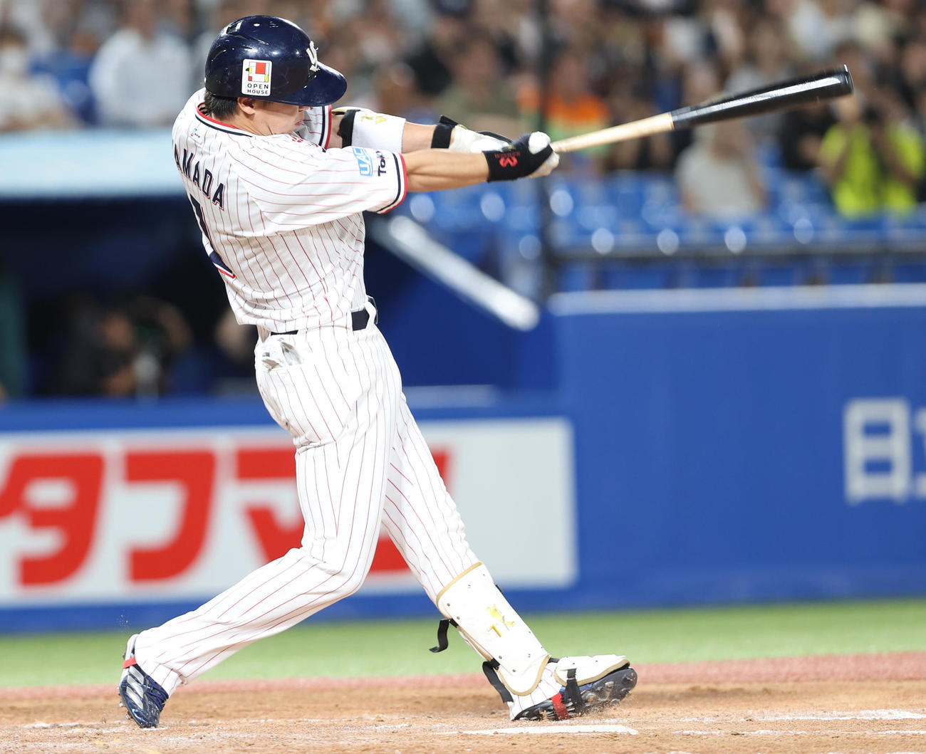 ヤクルト対巨人　2回裏ヤクルト無死、ソロ本塁打を放つ山田（撮影・水谷安孝）
