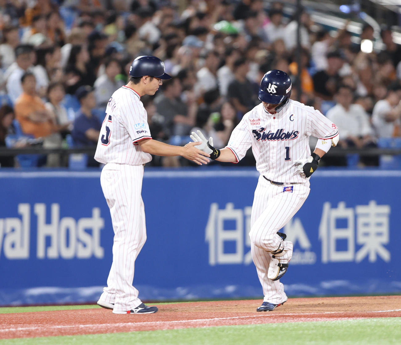 ヤクルト対巨人　2回裏ヤクルト無死、ソロ本塁打を放つ山田（撮影・水谷安孝）