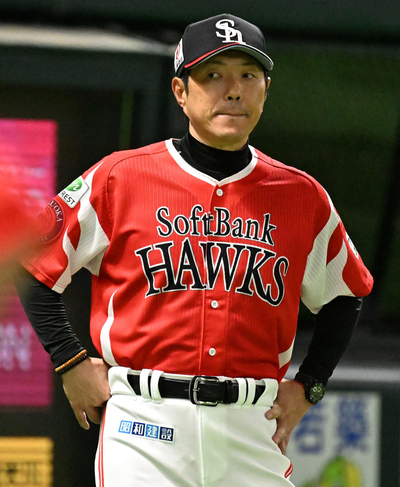 ソフトバンク対日本ハム　4回裏終了後、選手交代を告げベンチに戻る小久保監督（撮影・林敢治）