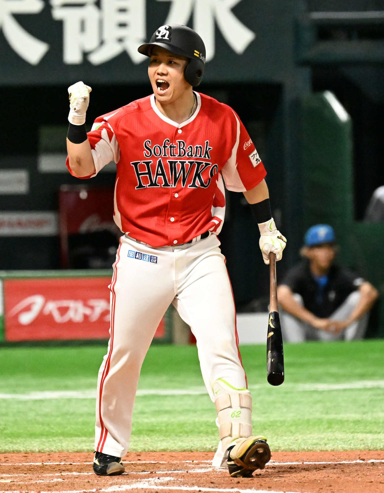 ソフトバンク対日本ハム　8回裏ソフトバンク1死一、二塁、海野は四球を選び満塁となる（撮影・林敢治）