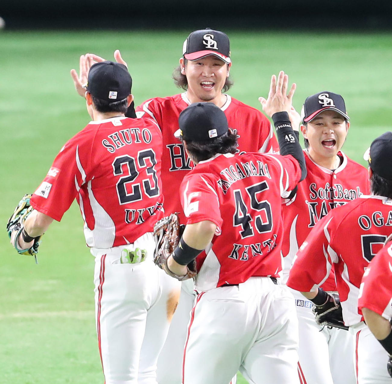 ソフトバンク対日本ハム　日本ハムに勝利しハイタッチをかわすソフトバンクナイン（撮影・梅根麻紀）