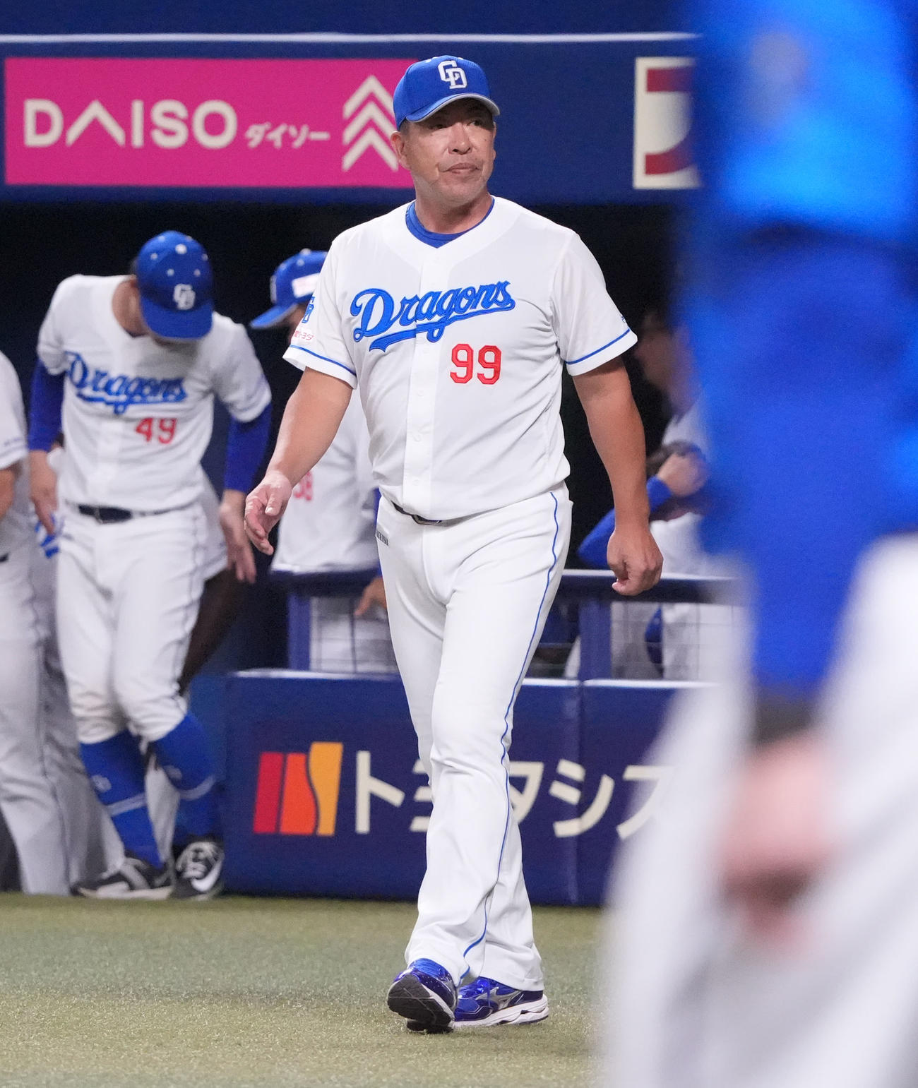 中日対DeNA　試合終了、整列に向かう井上監督（撮影・森本幸一）