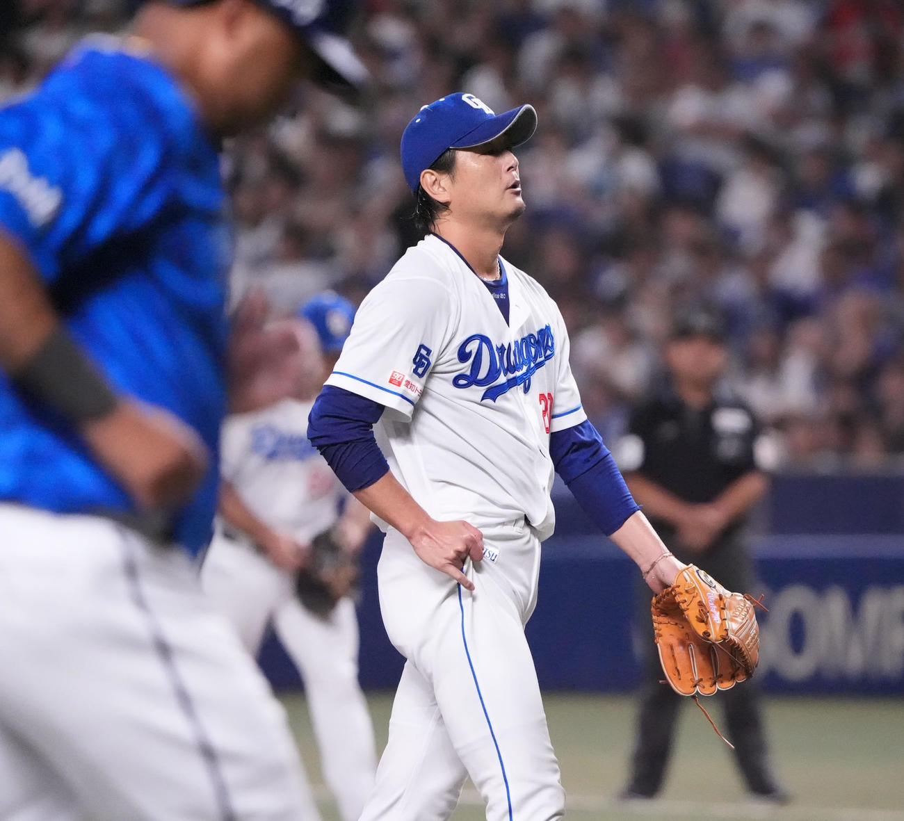 中日対DeNA 2回表DeNA2死満塁、涌井（右）は石田裕に押し出し四球を与える（撮影・森本幸一）