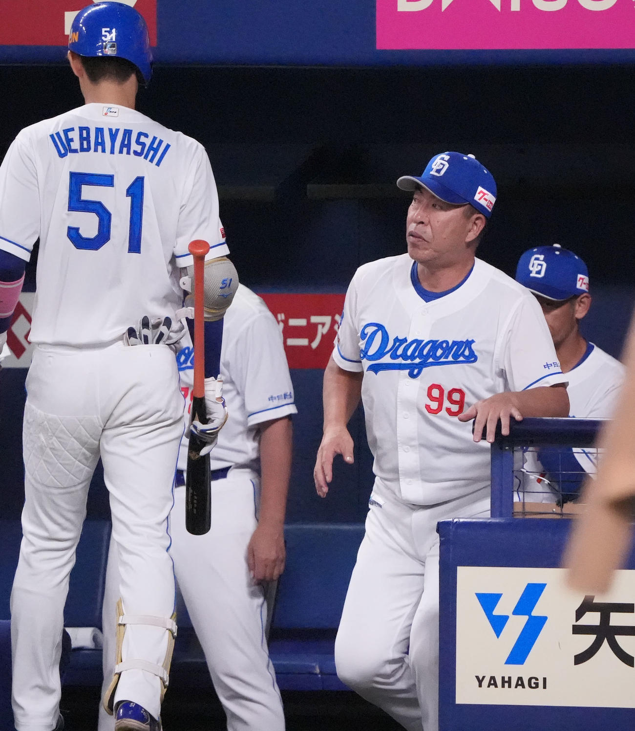 中日対DeNA 7回終了、井上監督（右から2人目）は選手交代を告げる（撮影・森本幸一）