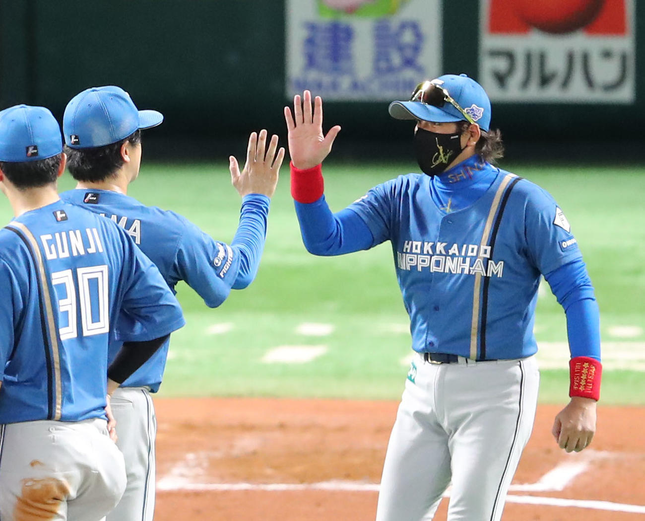 ソフトバンク対日本ハム　7回途中、投手交代でマウンドに向かった新庄監督は先発の北山とハイタッチ（撮影・梅根麻紀）