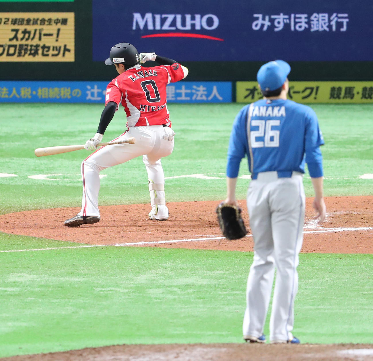 ソフトバンク対日本ハム　8回裏ソフトバンク1死満塁、川瀬は四球を選び一塁へ歩く、押し出しとなり勝ち越す（撮影・梅根麻紀）