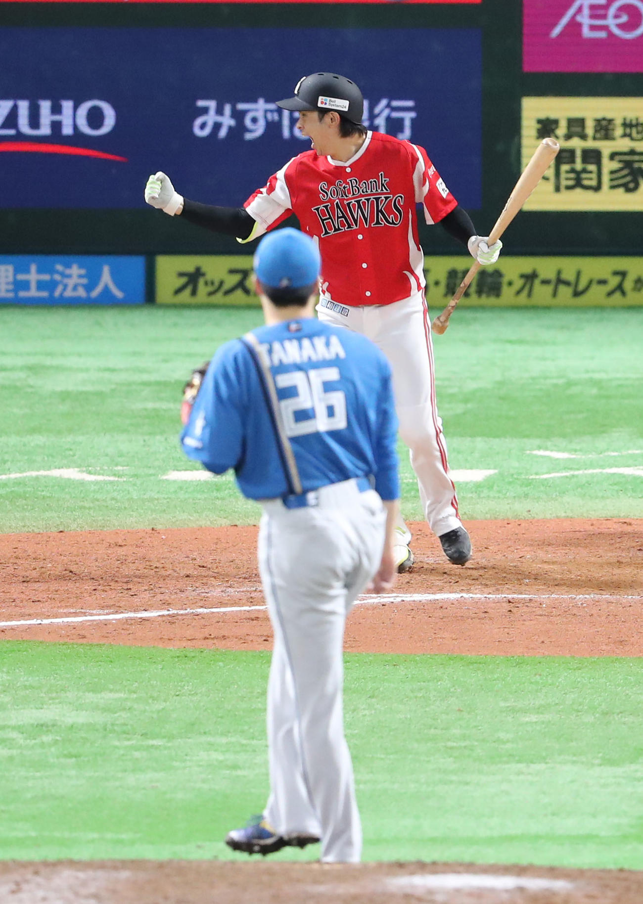 ソフトバンク対日本ハム　8回裏ソフトバンク1死満塁、川瀬は四球を選び一塁へ歩く、押し出しとなり勝ち越す（撮影・梅根麻紀）