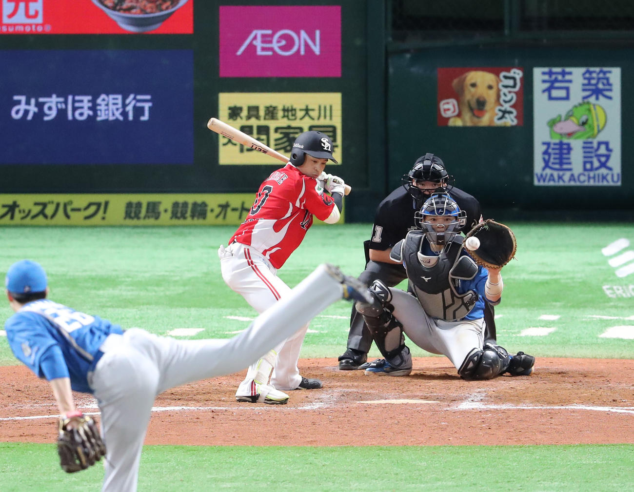 ソフトバンク対日本ハム　8回裏ソフトバンク1死満塁、川瀬は四球を選び一塁へ歩く、押し出しとなり勝ち越す（撮影・梅根麻紀）