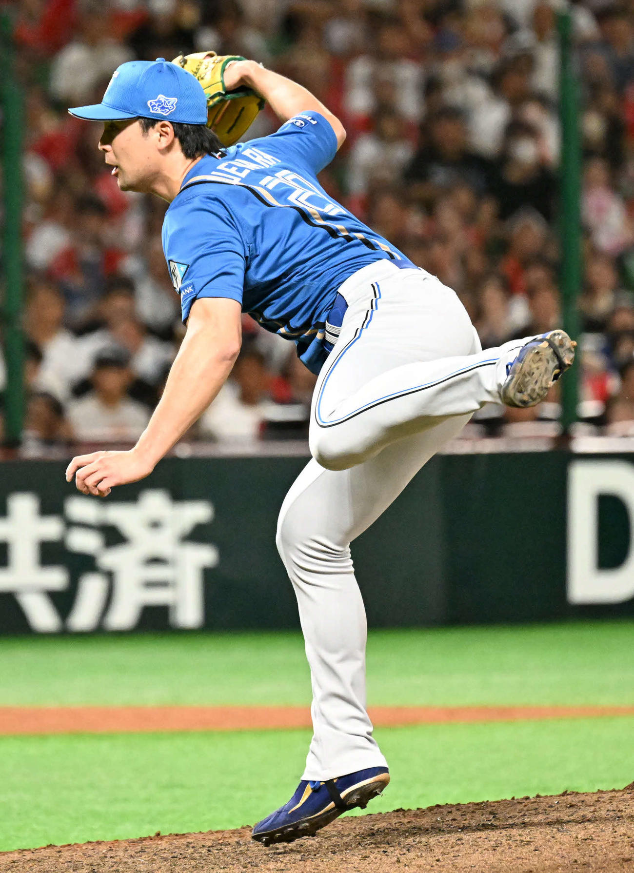 ソフトバンク対日本ハム　7回裏ソフトバンク2死満塁、力投する上原（撮影・林敢治）