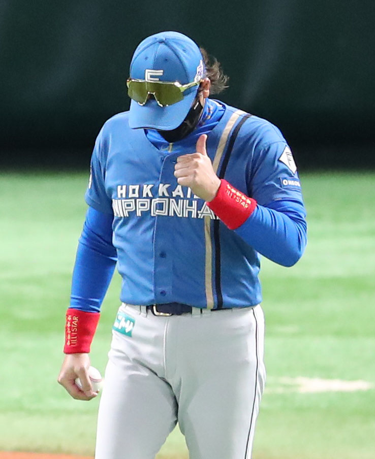 ソフトバンク対日本ハム　7回途中、投手交代でサムアップしながらマウンドに向かう新庄監督（撮影・梅根麻紀）