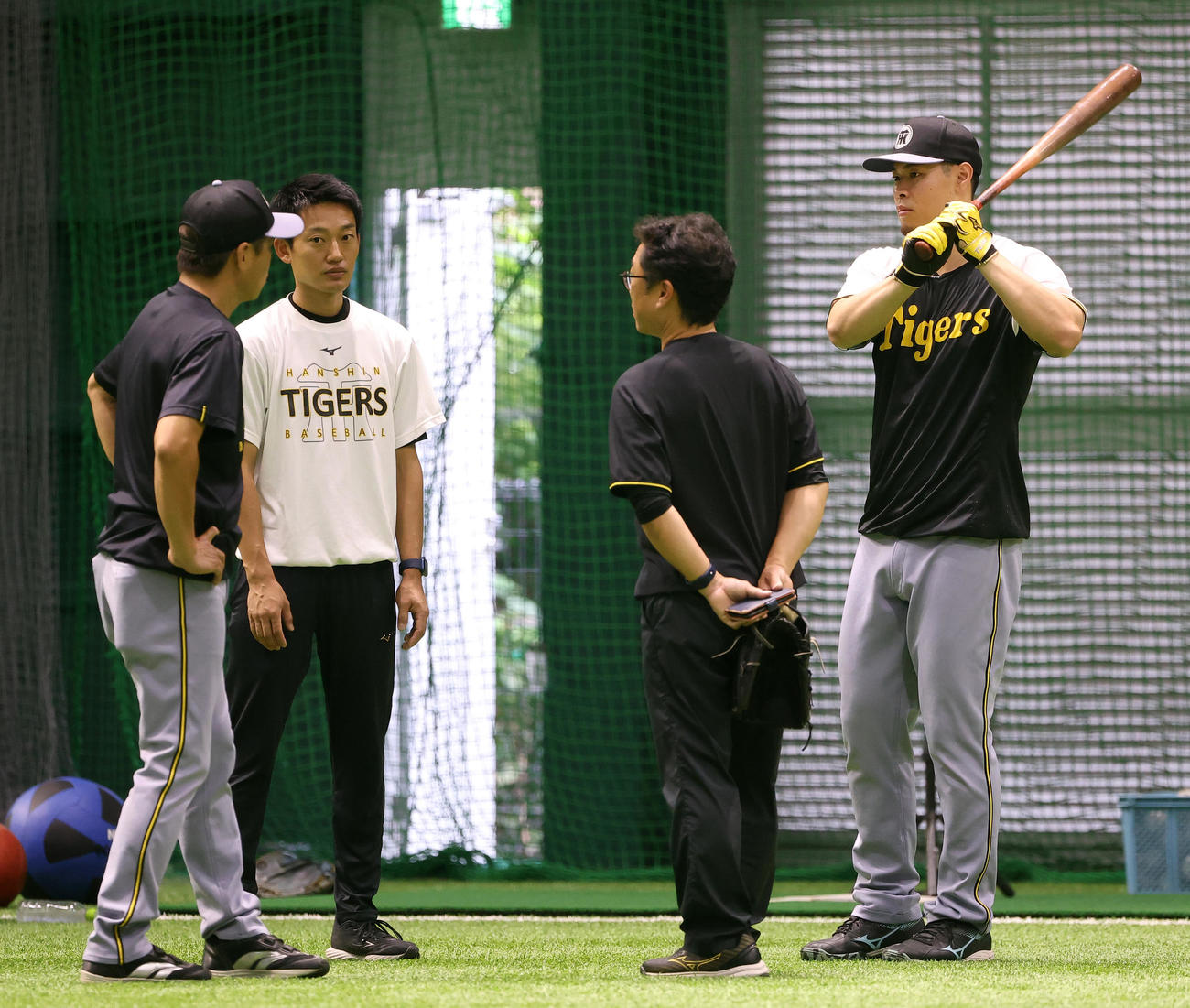 広島対阪神　佐藤輝（右）は藤本コーチ（左）トレーナーらと話をする（撮影・上田博志）