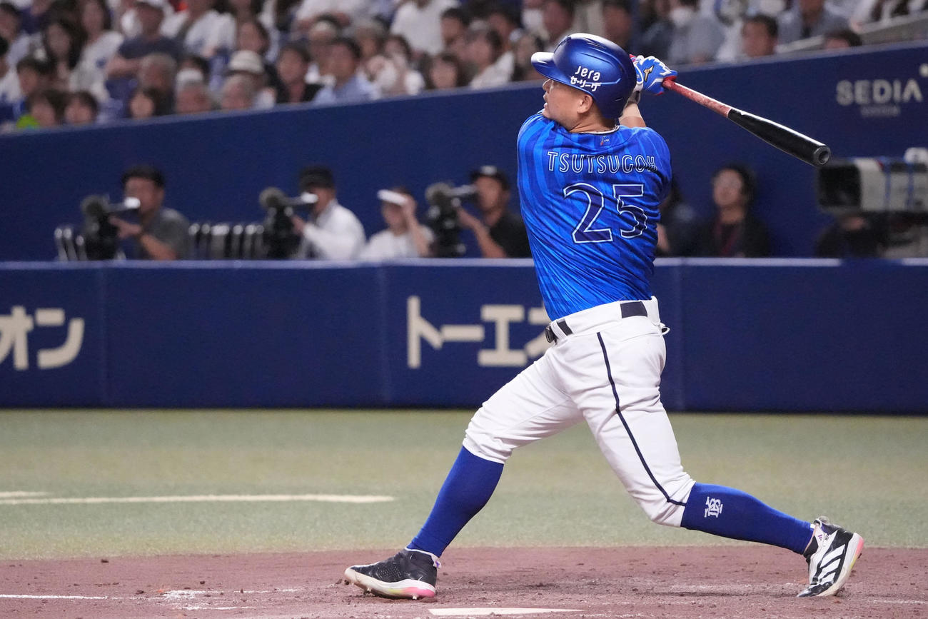 中日対DeNA 5回表DeNA2死一、二塁、右越え3点本塁打を放つ筒香（撮影・森本幸一）