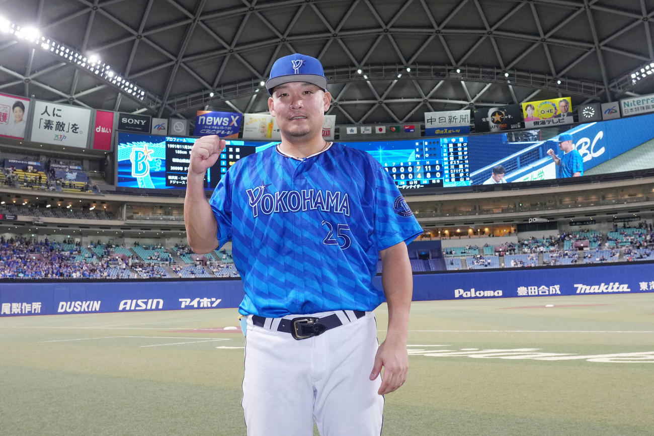 中日対DeNA　ヒーローインタビューを終えポーズを決める筒香（撮影・森本幸一）