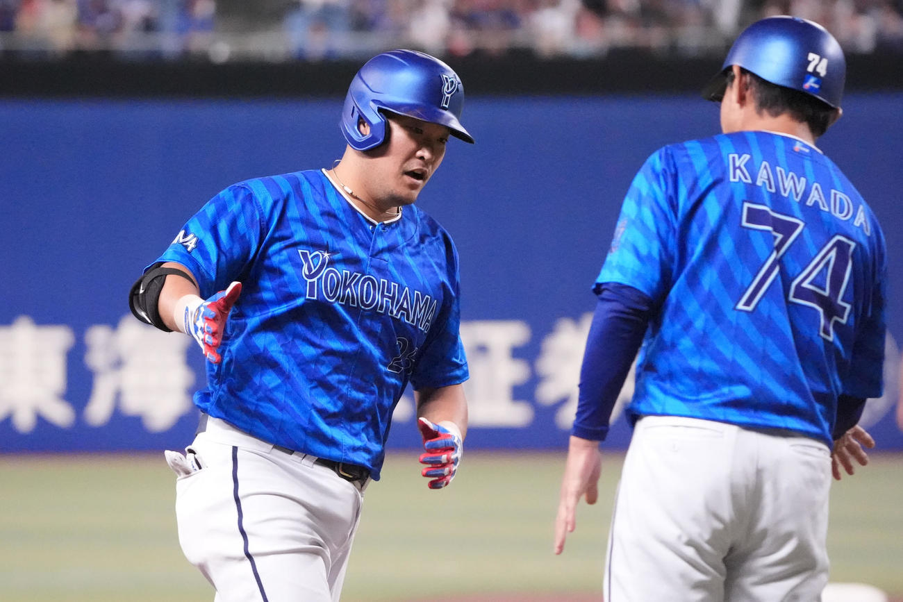 中日対DeNA 5回表DeNA2死一、二塁、筒香（左）は右越え3点本塁打を放ちダイヤモンドを回る（撮影・森本幸一）