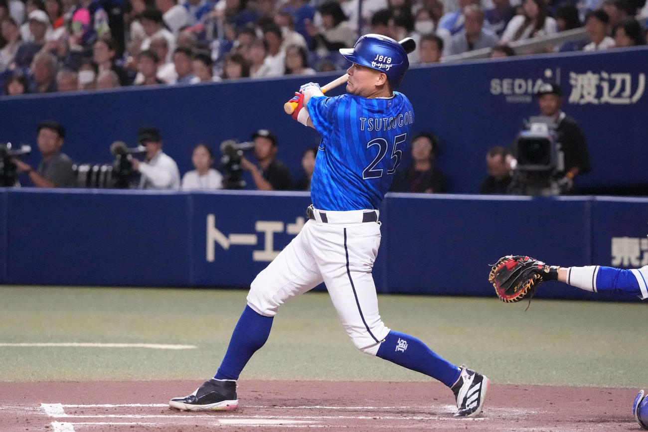 中日対DeNA 6回表DeNA2死一、三塁、中前適時打を放つ筒香（撮影・森本幸一）