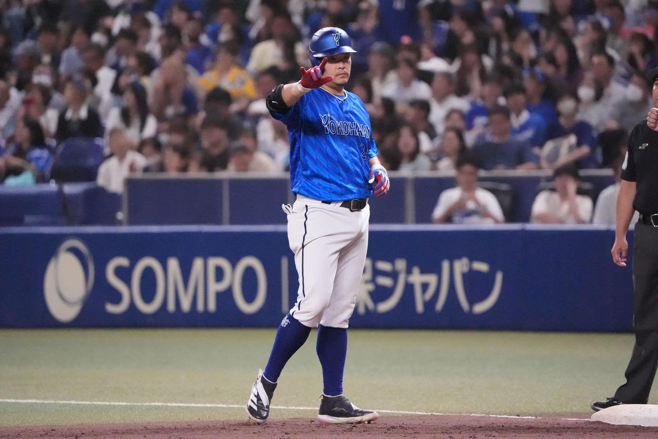 中日対DeNA 6回表DeNA2死一、三塁、中前適時打を放ちベンチへ向かってアピールする筒香（撮影・森本幸一）