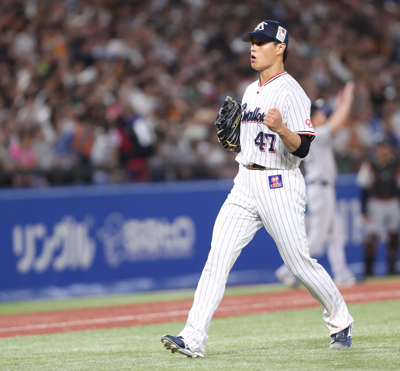 ヤクルト対巨人　5回表巨人2死一、二塁、泉口を中飛に打ち取り喜ぶ高橋（撮影・水谷安孝）