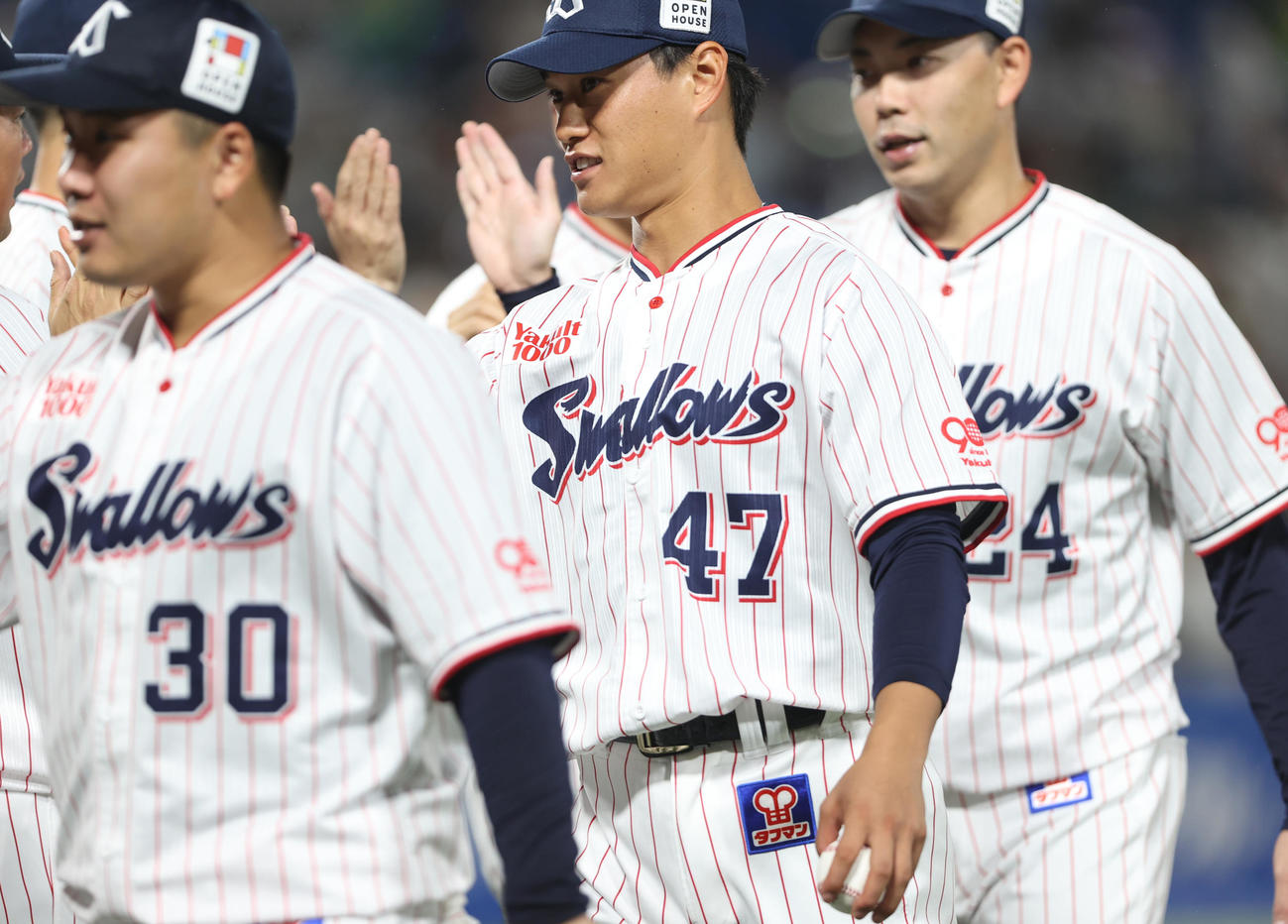 ヤクルト対巨人　勝利球を手にナインとハイタッチする高橋（撮影・水谷安孝）