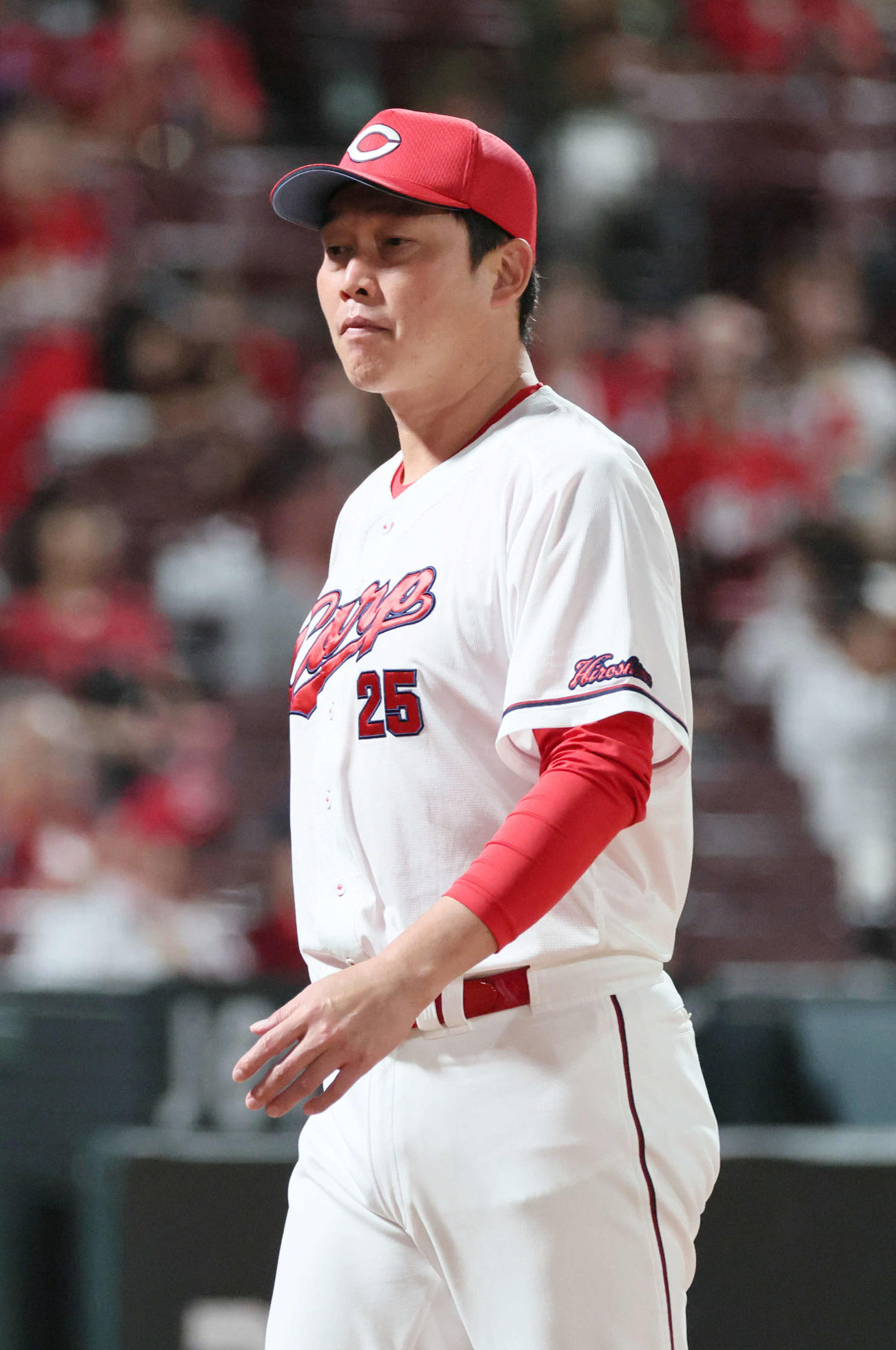広島対阪神　7回裏終了時、交代を告げる新井監督（撮影・加藤孝規）