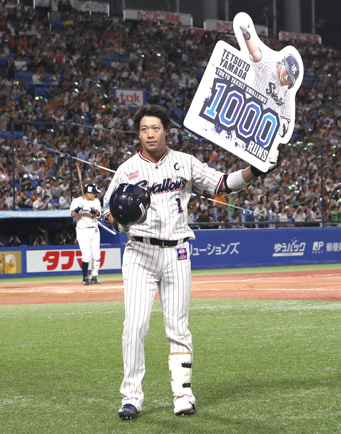 ヤクルト対巨人　1000得点を本塁打で飾りボードを掲げる山田（撮影・水谷安孝）