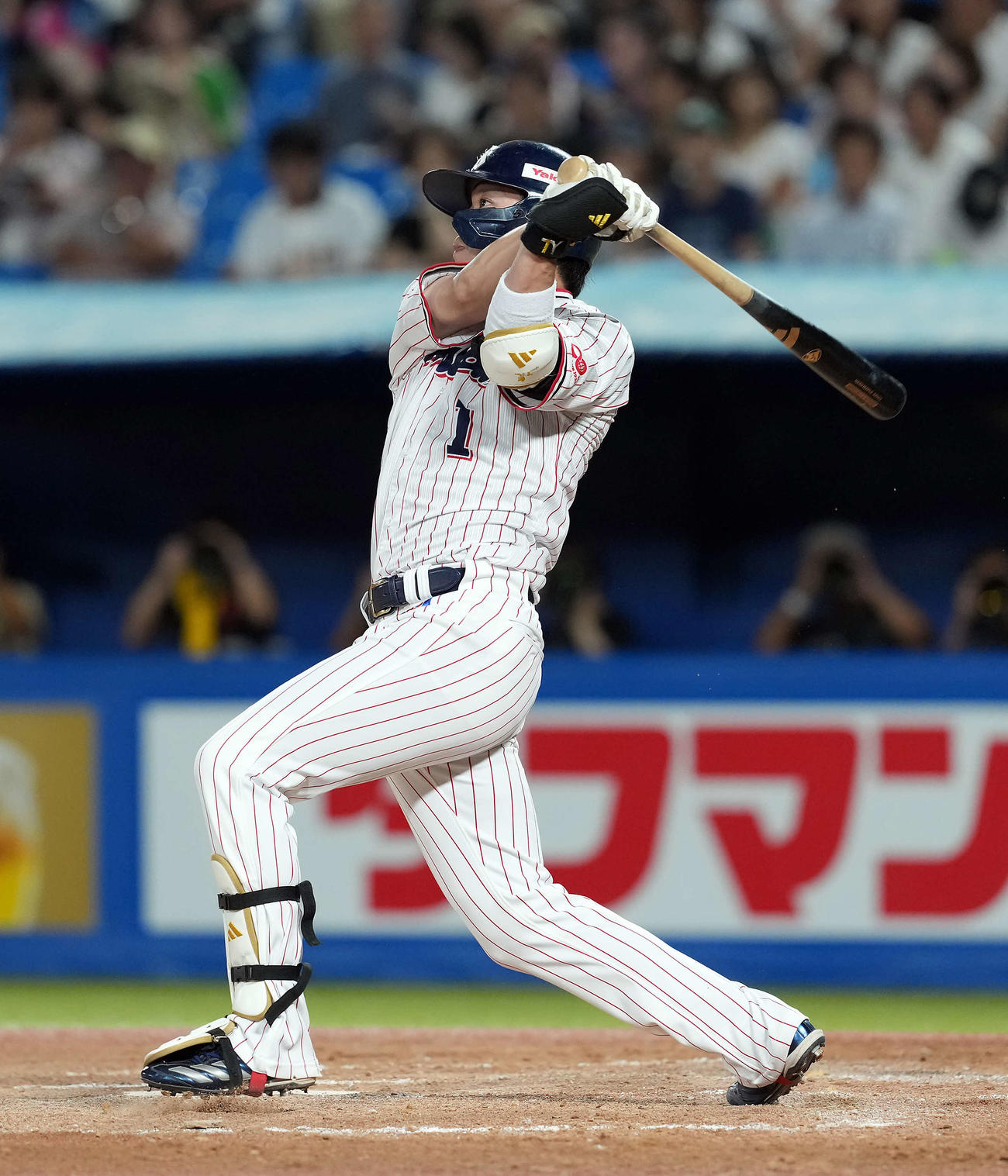 ヤクルト対巨人　2回裏ヤクルト無死、左越えにソロ本塁打を放ち「1000得点」を達成した山田（撮影・たえ見朱実）