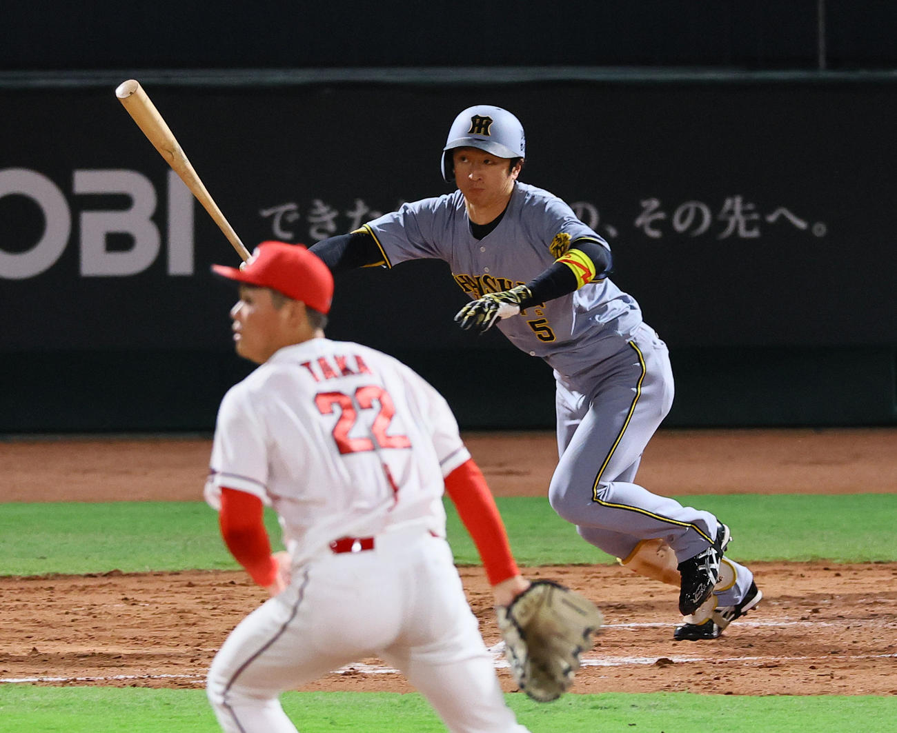 広島対阪神　4回表阪神2死二塁、近本は右前適時打を放つ。投手高（撮影・藤尾明華）