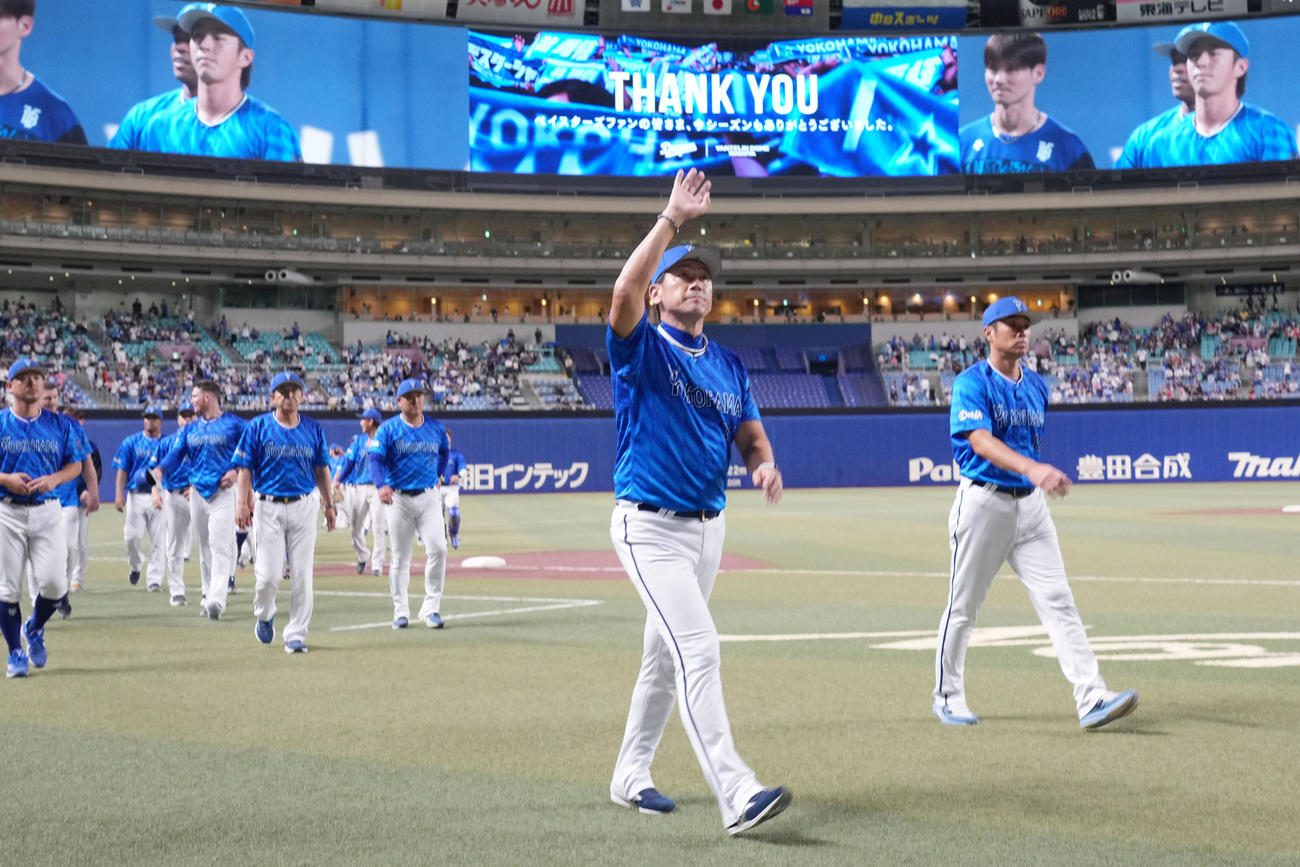 中日対DeNA　試合終了、三浦監督（右から2人目）は観客の声援に応える（撮影・森本幸一）