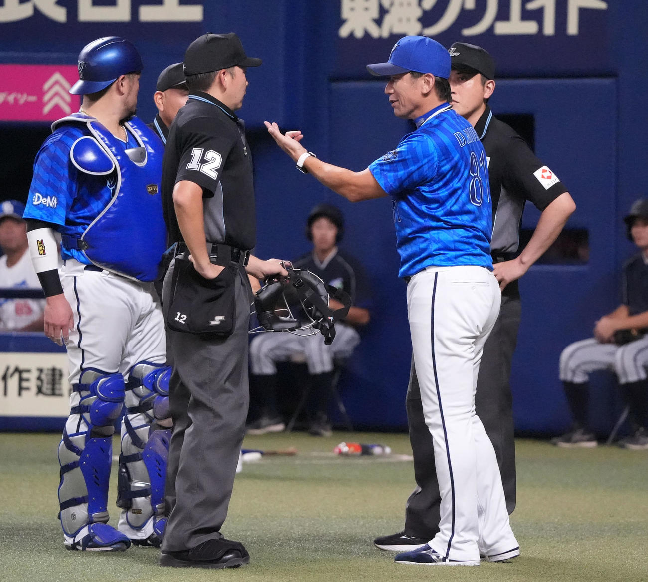 中日対DeNA 3回裏中日2死二塁、三浦監督（右から2人目）は審判団と話をする（撮影・森本幸一）