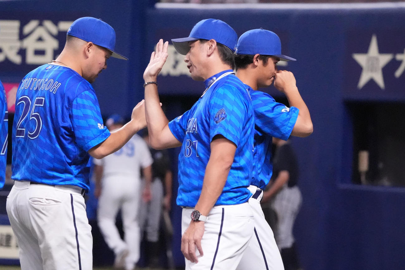 中日対DeNA　試合終了、三浦監督（中央）は筒香らナインを迎える（撮影・森本幸一）