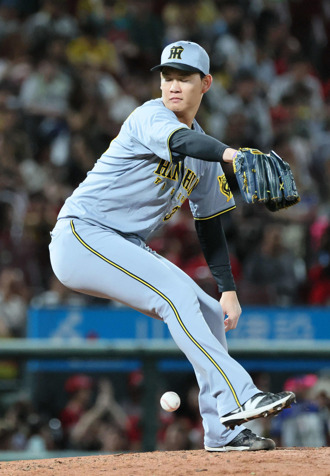 広島対阪神　6回裏広島2死満塁、阪神3番手の及川（。投球練習ではボールをポロリも本番ではきっちり抑えた（撮影・加藤孝規）