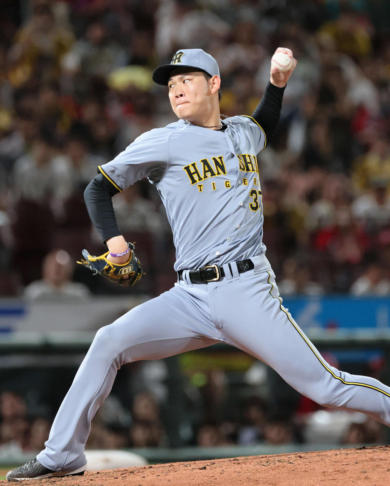 広島対阪神　6回裏広島2死満塁、阪神3番手の及川（撮影・加藤孝規）